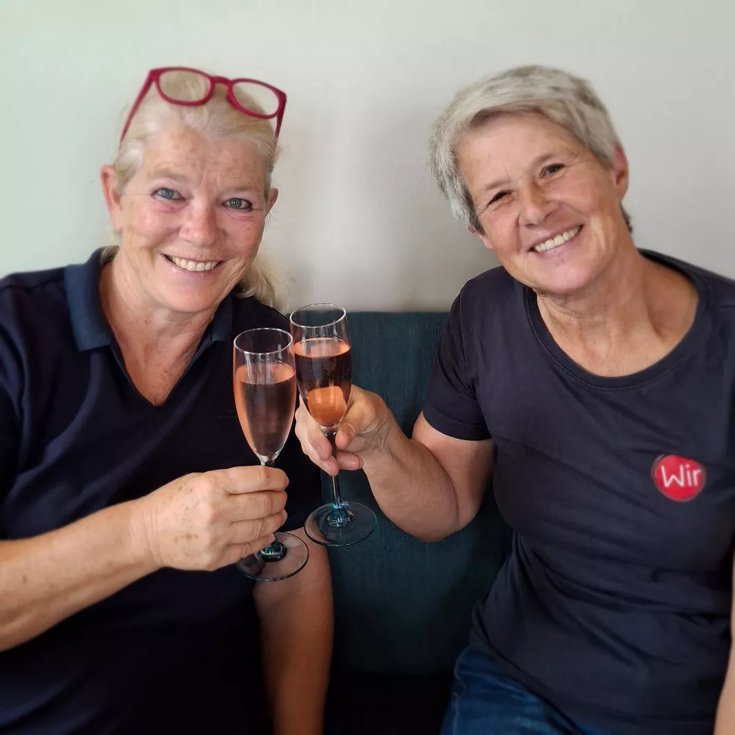 Susan und Katja stoßen auf die Errichtung des Vereins an